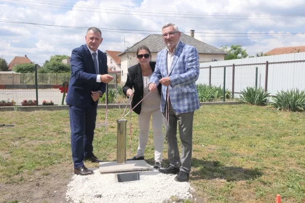 Ünnepélyes keretek közt tették le az új bölcsőde alapkövét