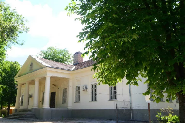 Lezárásra kerül a Sívó kúria udvarának parkolója