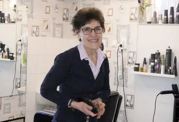 Újabb gyógyászati eszköz érkezett Abonyba a Jótékonysági Fodrászatnak köszönhetően
