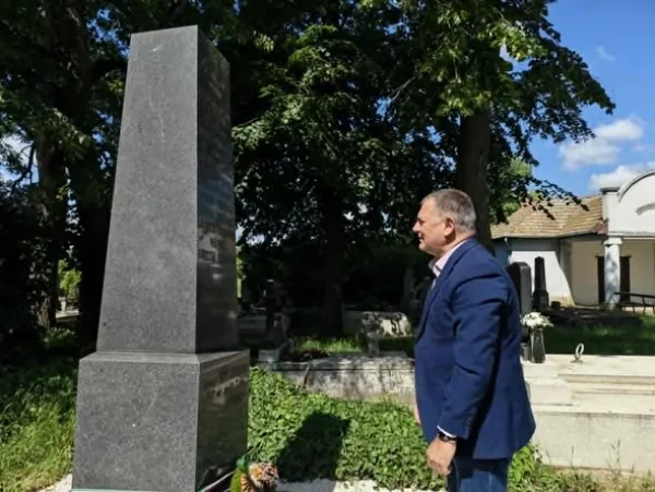 Forró Elek síremlékénél tisztelegtem: Ő köti össze a székelyföldi Angyalost és Abonyt