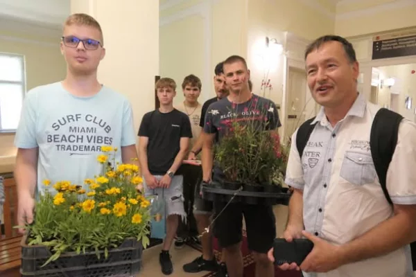 Abony a jó példa: Városunkkal ismerkedtek a Kecskeméten tanuló parképítő diákok