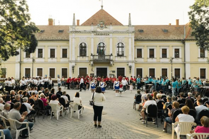 🎺💃 Frenetikus kulturális élmény a Főtéren! 🥁✨