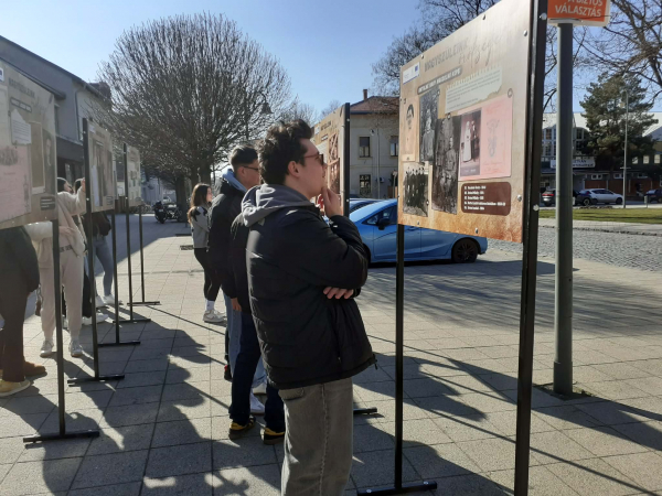 Nagyszüleink öröksége – Szabadtéri fotókiállítás nyílt a művelődési ház előtt