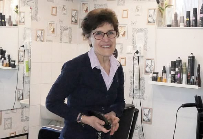 Újabb gyógyászati eszköz érkezett Abonyba a Jótékonysági Fodrászatnak köszönhetően