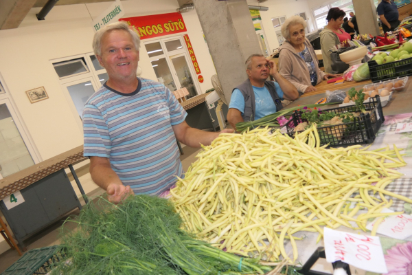 Új helyen piaci árusaink egy része, a piaccsarnok továbbra is nyitva tart