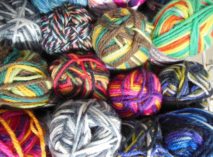 Egyedi színek varázsa – poncsó horgolása színátmenetes fonalból