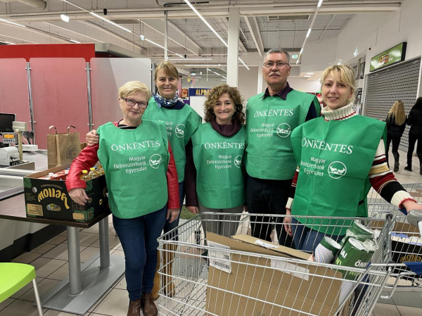 Fantasztikus dolgot tettek az abonyi önkéntesek! 1,7 tonna tartós élelmiszert gyűjtöttek