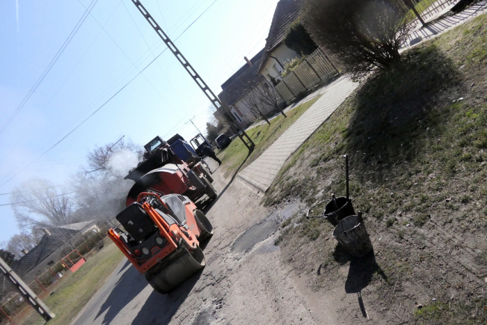 Megkezdődtek a kátyúzások Abonyban