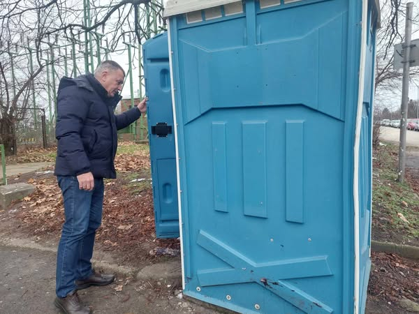 Áldatlan állapotok uralkodnak az abonyi vasútállomás területén