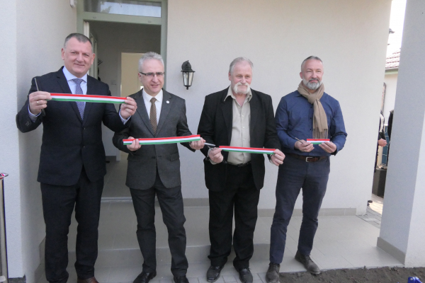 Ünnepélyes keretek közt adtuk át a szociális bérlakásokat