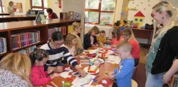 Boldogan alkotó gyerekek az abonyi könyvtárban 🥰🥰🥰